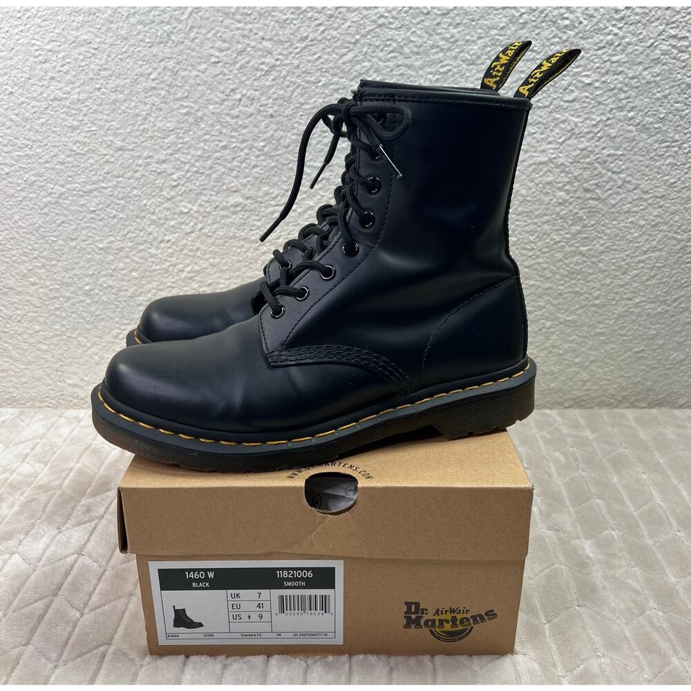 Doc Dr Martens Boots 9 Women Black Smooth Leather in Box Barely Worn 1460